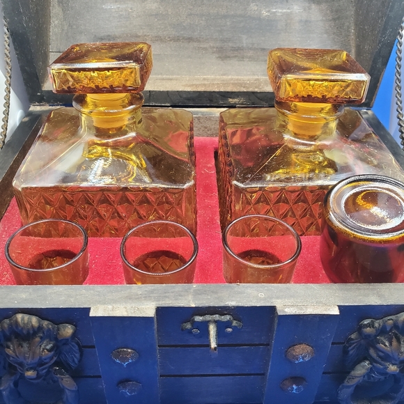 Vintage Medieval Revival Treasure Chest. Decanters & Shot Glasses. Man Cave Bar. - Picture 6 of 7